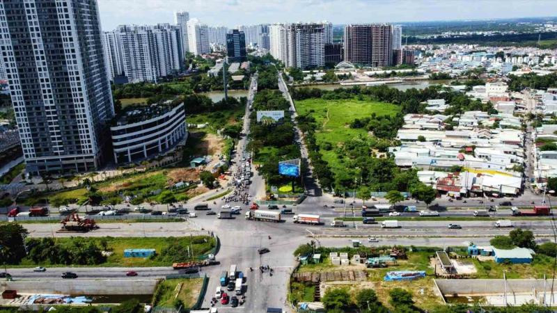 Nút giao cao tốc với đường Nguyễn Văn Tạo sẽ bổ sung vào dự án mở rộng trục đường Bắc - Nam. Ảnh: Anh Tú