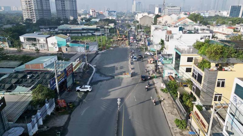 Dự án mở rộng đường Lương Định Của thi công 8 năm chưa xong. Ảnh: Hữu Chánh