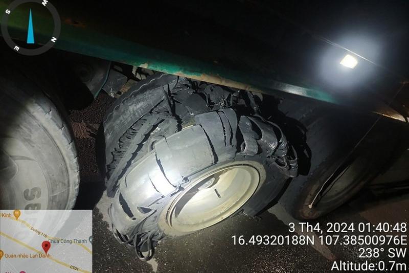 Lốp ô tô bị nổ trên tuyến cao tốc Cam Lộ - La Sơn.