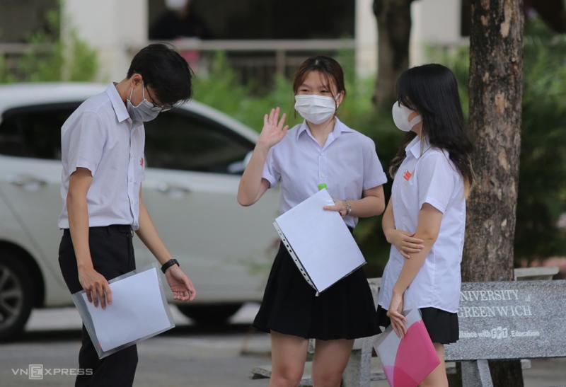 Thí sinh đến điểm thi trường THPT Trần Phú (Đà Nẵng) sáng 7/7. Ảnh: Nguyễn Đông