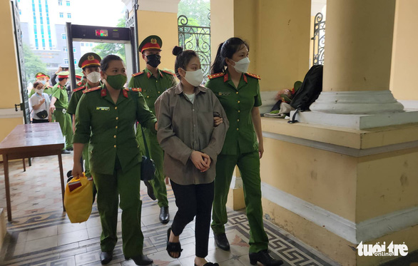 Người dân TP.HCM đến tòa từ sớm chờ xét xử ‘dì ghẻ’ và cha ruột bạo hành bé gái 8 tuổi đến chết - Ảnh 3.