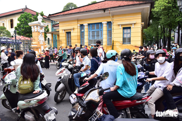 Người dân TP.HCM đến tòa từ sớm chờ xét xử ‘dì ghẻ’ và cha ruột bạo hành bé gái 8 tuổi đến chết - Ảnh 7.