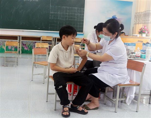 Vi sao nhieu phu huynh ngan ngai cho con tiem vaccine ngua COVID-19? hinh anh 2