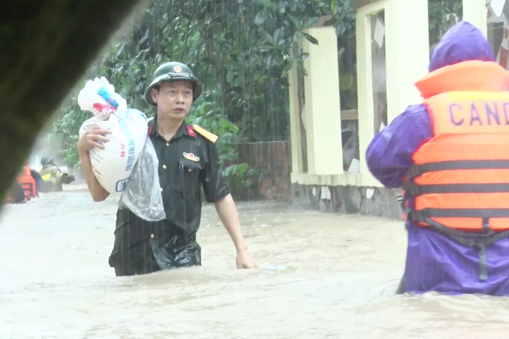 Cận cảnh nước dâng tận nóc nhà ở Tam Đảo - 9 Cận cảnh nước dâng tận nóc nhà ở Tam Đảo - 9