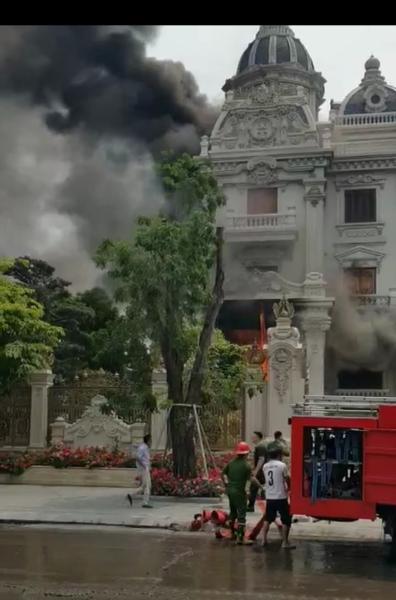 Nội thất tầng 1 của lâu đài có nhiều gỗ. Ảnh: CTV