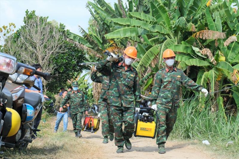 Quân khu 9 cũng đã cử lực lượng công binh cùng thiết bị chuyên dụng đến đây để hỗ trợ.