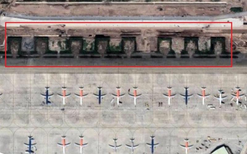 Dãy ụ bê tông nằm trong sân bay Tân Sơn Nhất. Ảnh: Google Maps