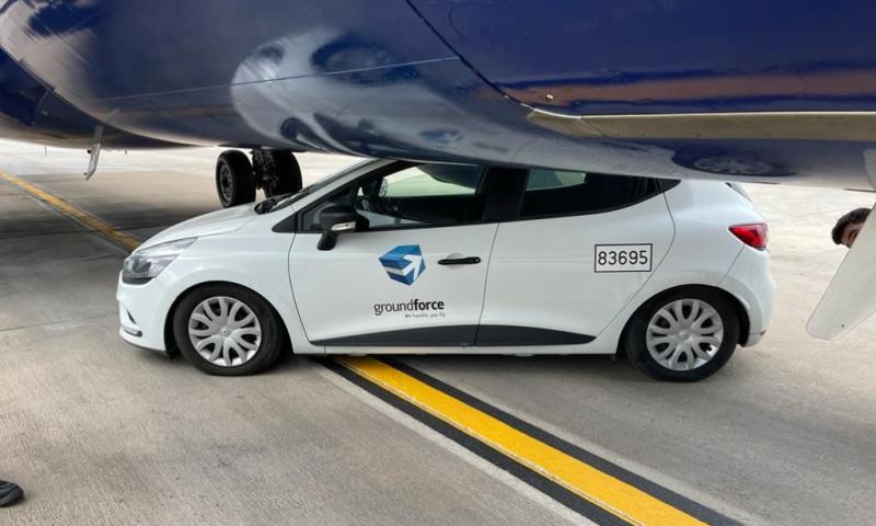 Ôtô của bộ phận mặt đất tại sân bay Alicante. Ảnh: Iván Castro Palacios