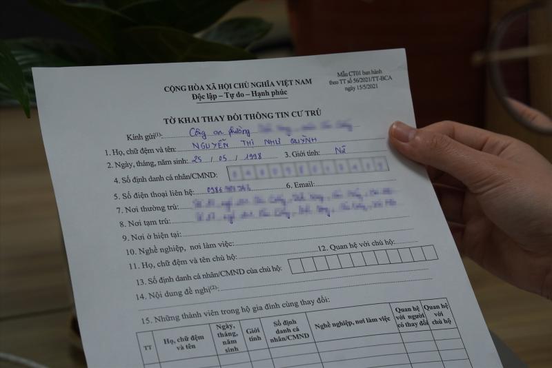 Tờ khai thay đổi thông tin cư trú. Ảnh: Hữu Chánh