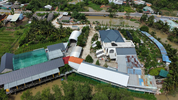 Biệt thự, nhà hàng nguy nga trên rạch, cán bộ địa phương nhắc cấp dưới kiểm tra nhưng... quên mất - Ảnh 3. Biệt thự, nhà hàng nguy nga trên rạch, cán bộ địa phương nhắc cấp dưới kiểm tra nhưng... quên mất - Ảnh 3.