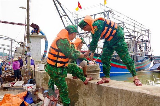 Gió to, sóng lớn do bão số 4 'có thể đánh đắm tất cả tàu thuyền' hình ảnh 2 Gio to, song lon do bao so 4 'co the danh dam tat ca tau thuyen' hinh anh 2