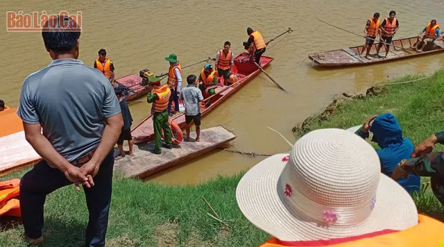 Vụ lật thuyền trên sông Chảy (Lào Cai): 100 người nỗ lực tìm kiếm 4 nạn nhân mất tích - Ảnh 2. Vụ lật thuyền trên sông Chảy (Lào Cai): 100 người nỗ lực tìm kiếm 4 nạn nhân mất tích - Ảnh 2.