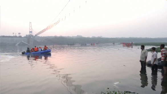 Số người chết do sập cầu ở Ấn Độ tăng vọt lên 132; Nhân chứng nói có người cố tình rung lắc cầu - Ảnh 2. Số người chết do sập cầu ở Ấn Độ tăng vọt lên 132; Nhân chứng nói có người cố tình rung lắc cầu - Ảnh 2.