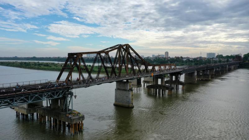 Cầu Long Biên dành cho cả tàu hỏa và xe đạp, xe máy. Ảnh: Ngọc Thành