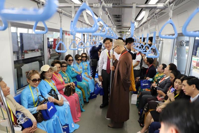 Người dân trải nghiệm tuyến Metro số 1 Bến Thành - Suối Tiên. Ảnh: Anh Tú