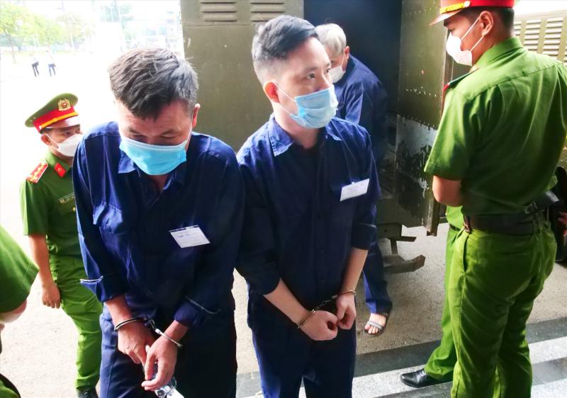 Theo ghi nhận của phóng viên, từ 7h sáng, hàng chục bị cáo đã được dẫn giải tới phiên toà.