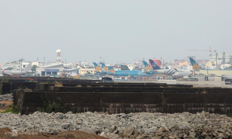 Ụ bêtông thuộc công trình quốc phòng trong sân bay Tân Sơn Nhất, năm 2021. Ảnh: Quỳnh Trần