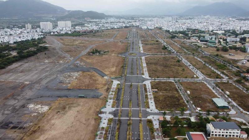 Nhìn từ trên cao, dự án BT các nút giao kết nối Sân bay Nha Trang cũ ngổn ngang. Ảnh: Hữu Long