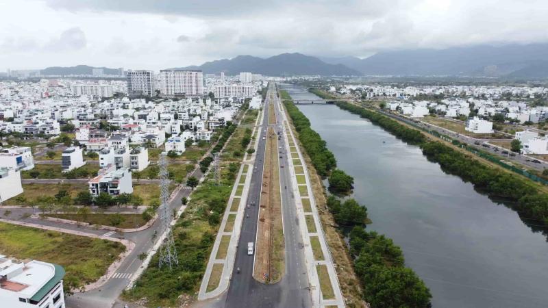Dự án BT Đường vành đai 2 (từ đường Nguyễn Tất Thành đến nhánh N2 Nút giao thông Ngọc Hội) vẫn còn một số hạng mục kỹ thuật chưa hoàn thành. Ảnh: Hữu Long