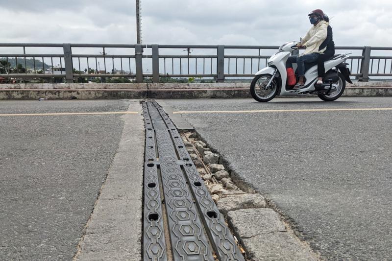 Điểm đấu nối giữa hai nhịp cầu cũng bị hư hỏng. Ảnh: Phạm Linh