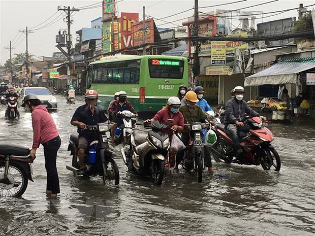 TP.HCM: Trieu cuong dang cao, nguoi dan bi bom giua dong nuoc ngap hinh anh 2