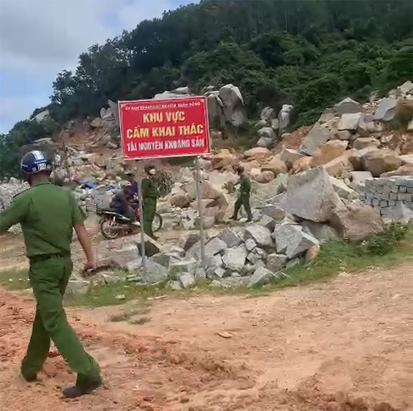 Truy tìm chủ nhân của 7 xe múc, 50.000 viên đá chẻ khai thác ‘lậu vừa bị công an đột kích phát hiện - Ảnh 2.