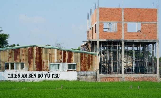 vu tinh that bong lai vi sao ba le thu van vua ra dau thu duoc tai ngoai 