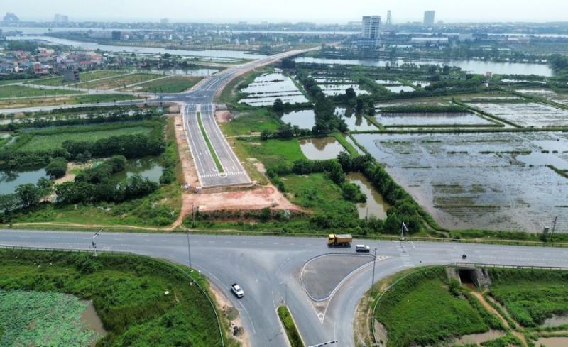Tuyến đường Điện Biên Phủ từ cầu Nhật Lệ 2 đến đường tránh Quốc lộ 1 đoạn qua TP Đồng Hới vẫn chưa được đấu nối vì vướng dự án BOT. Ảnh: Công Sáng