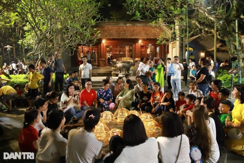 Du khách trải nghiệm tour đêm Đền Hùng hôm 13/4. Ảnh: Dân Trí