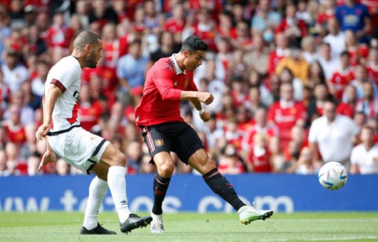 ronaldo bo ve som trong ngay man united hoa that vong tren san old trafford 02 ronaldo bo ve som trong ngay man united hoa that vong tren san old trafford 02