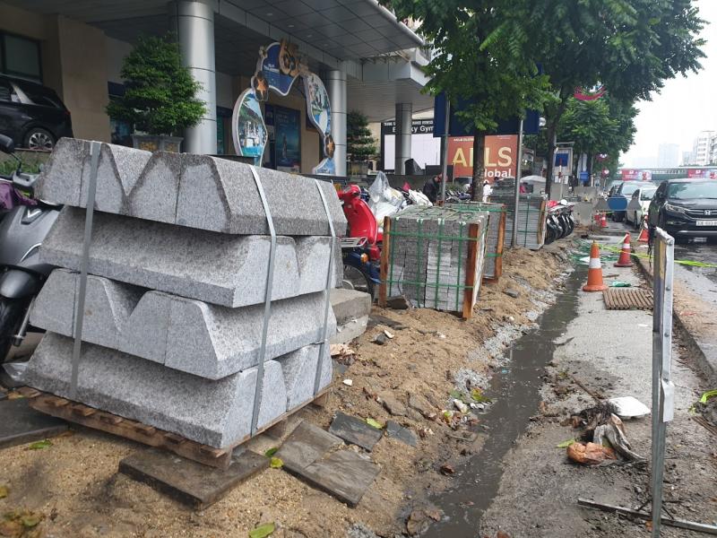 Cảnh lộn xộn, nhếch nhác trên đường Nguyễn Chí Thanh. Ảnh: Vĩnh Hoàng