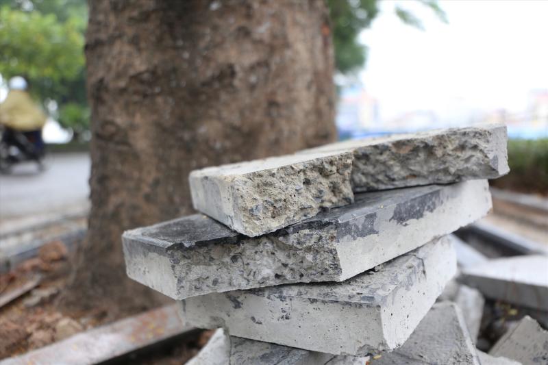 Phố Nguyễn Hữu Thọ sử dụng gạch giả đá.