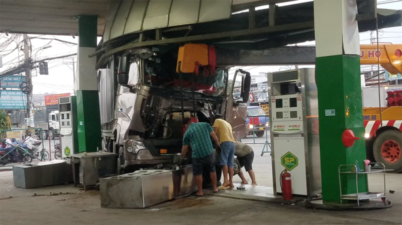 Đầu xe bị hư hỏng, cạnh trụ bơm sau tai nạn. Ảnh: Đình Văn